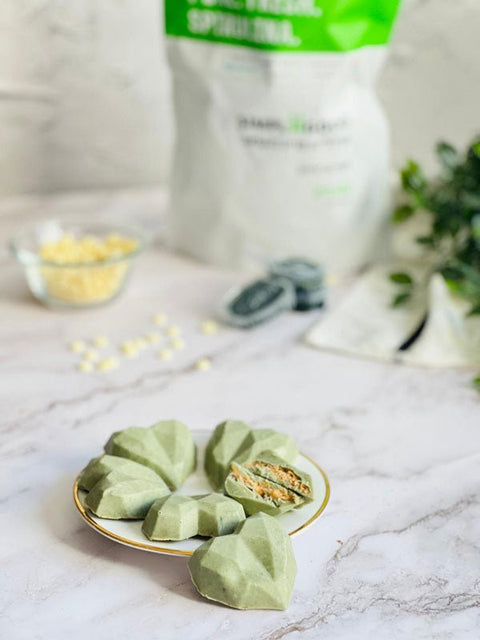 פרלין שוקולד לבן, ספירולינה וקראנץ' חמאת בוטנים - SimpliiGood - ספירולינה