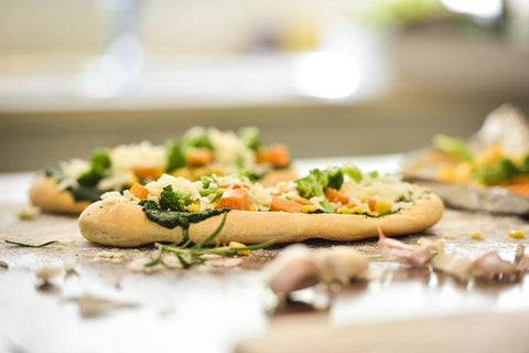 פוקאצ'ה תרד-ספירולינה עם קוביות בטטה וברוקולי - SimpliiGood - ספירולינה