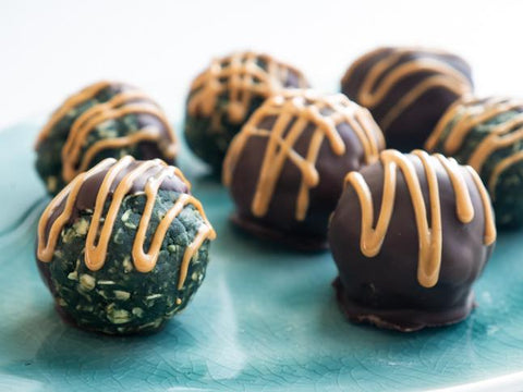 כדורי חמאת בוטנים, ספירולינה ושיבולת שועל בציפוי שוקולד - SimpliiGood - ספירולינה