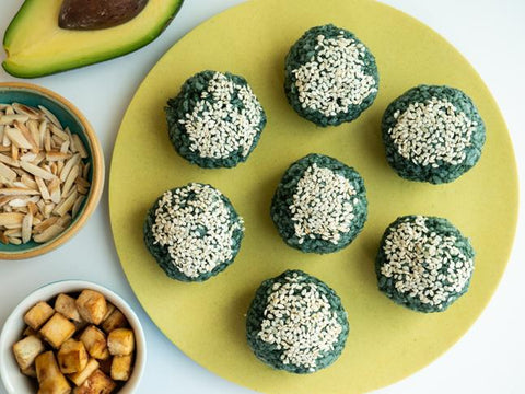 כדורי סושילינה במילוי טופו, אבוקדו ושקדים בשיתוף עם "טבעוניות נהנות יותר" הבלוג של אורי שביט - SimpliiGood - ספירולינה