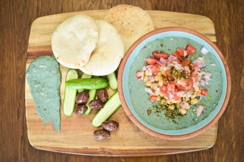 טחינה ירוקה מספירולינה סלסת עגבניות וגרגירי חומוס - SimpliiGood - ספירולינה