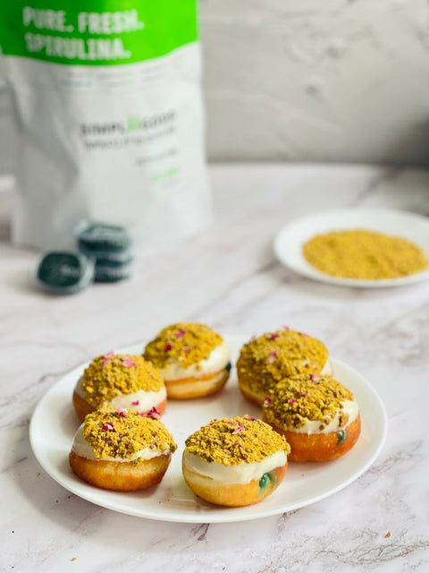 סופגניות שוקולד לבן וקרם ספירולינה - SimpliiGood - ספירולינה